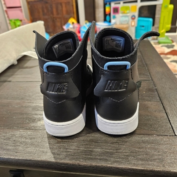 Nike Women's Vandalised LX 'Black Sneakers - Picture 7 of 9
